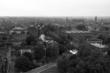 854491 Overzicht van een gedeelte van de stad te Utrecht, vanaf de toren van het 3e Administratiegebouw van de N.S. ...